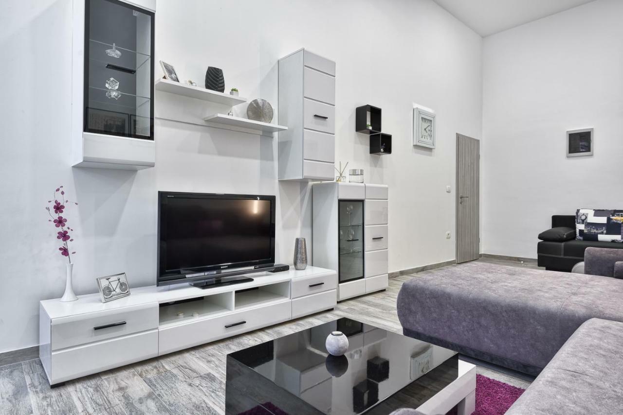 Apartment 20M From Arena Пула Экстерьер фото